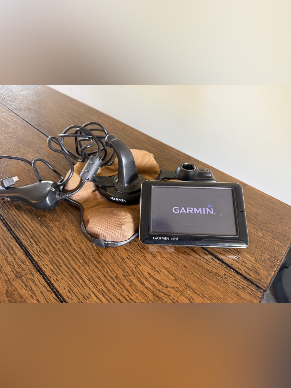 Garmin Nuvi 1690 4.3-Inch GPS Car Navigator With Accessories And Manual